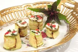 חטיף אישי של קישוא צלוי מגולגל בגבינות לשבועות