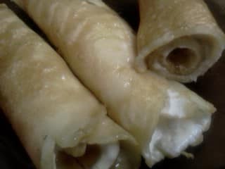 בלינצ'ס במילויי גבינת נפוליאון אגוזי-מלך וצימוקים