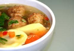 מרק כדורי בשר ונודלס לילדים