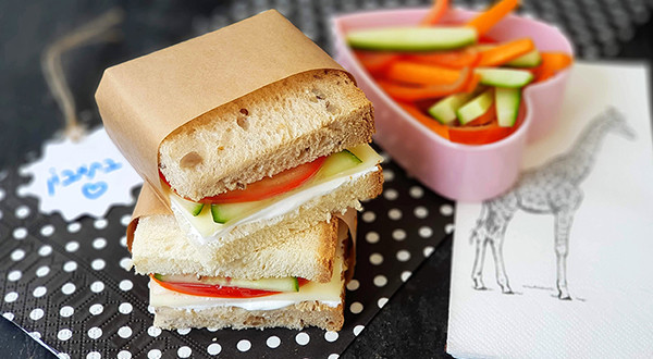 כריך עם גבינה לבנה וירקות