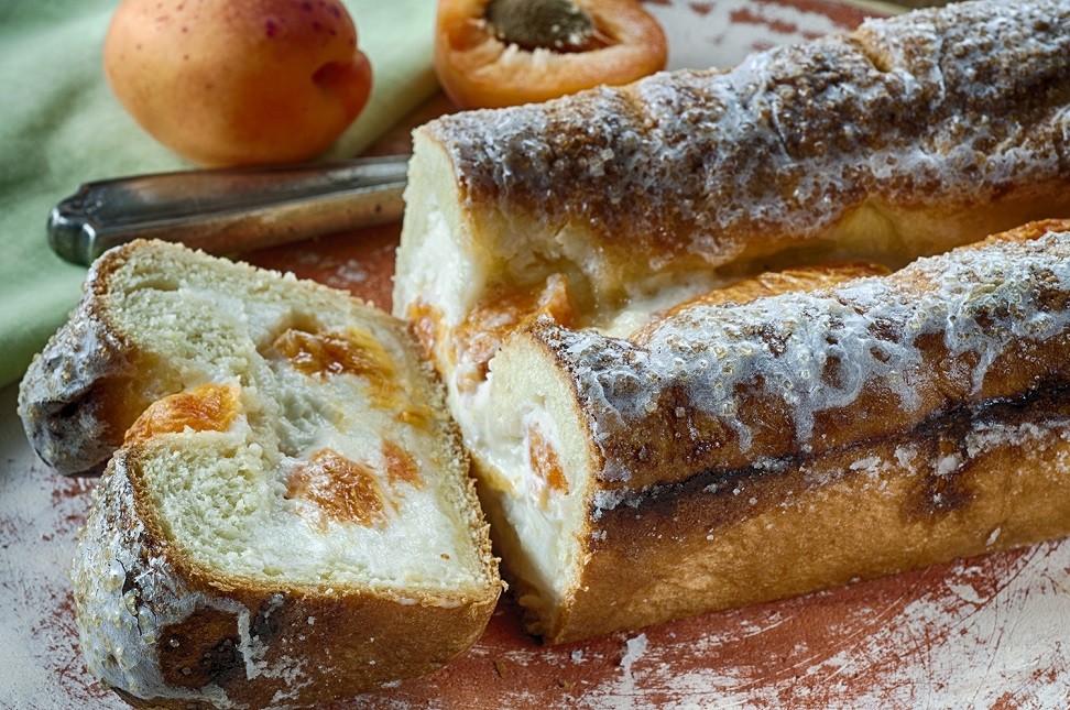 מתכון לעוגת שמרים ממולאת גבינה ומשמשים