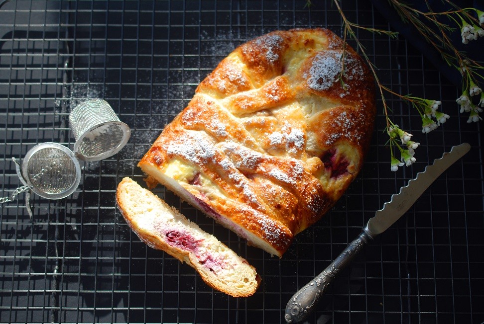 מתכון לעוגת שמרים עם גבינה לימונית ופירות יער