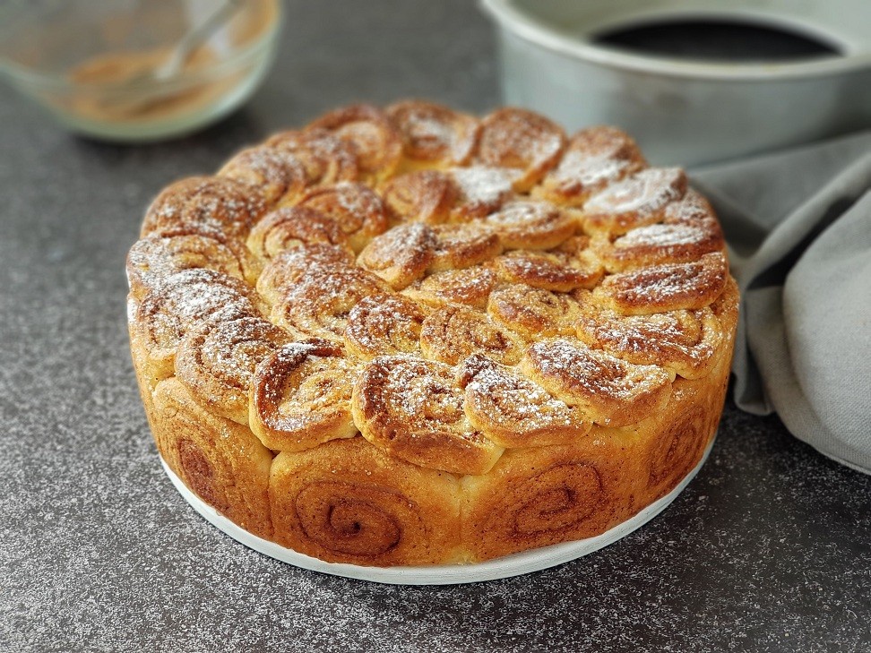 עוגת תפוחים ושבלולי קינמון שמרים