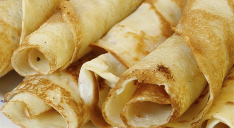 בלינצ'ס במילוי גבינת חמד עם דבש