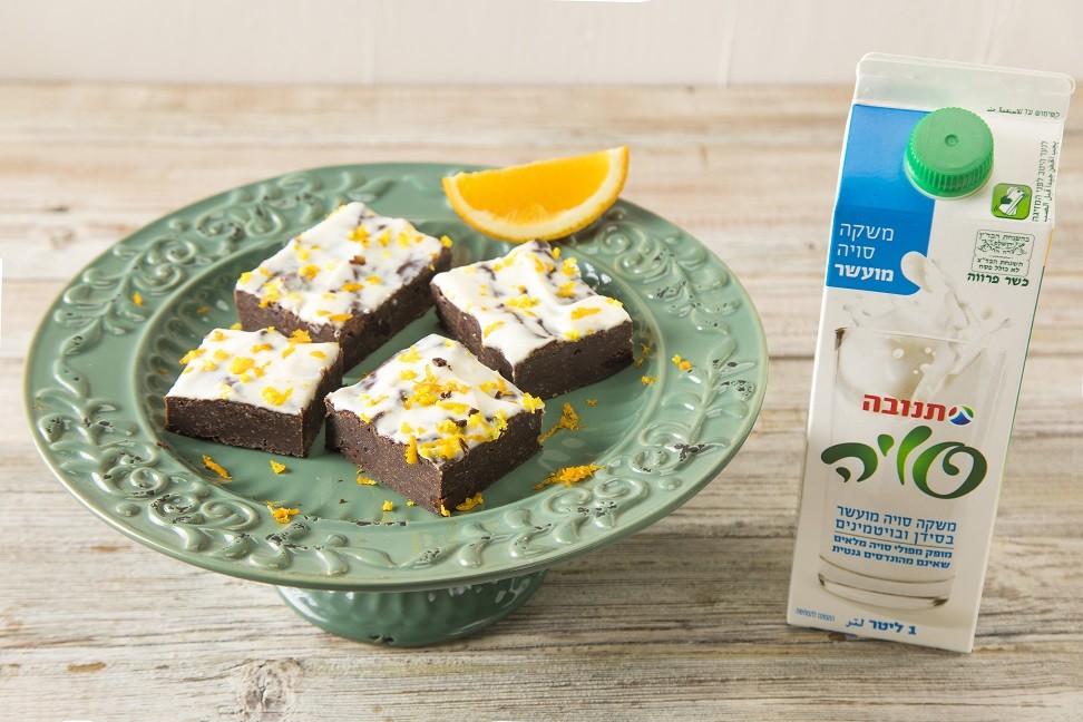 בראוניז שוקולד ופקאן מסוכר עם קרם תפוז