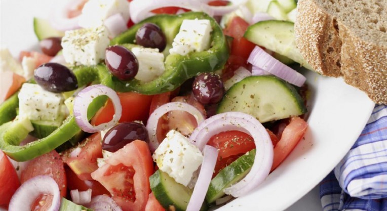 סלט יווני עם גבינה בולגרית וזיתים