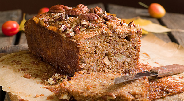 עוגת דבש עם יוגורט עיזים ואגוזי פקאן