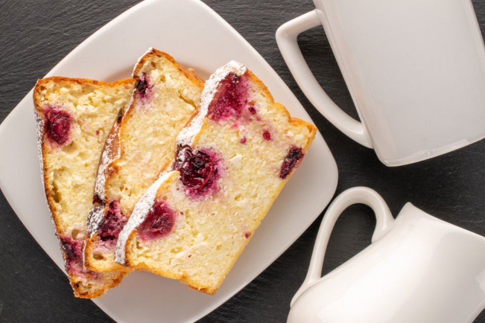 עוגות דבש ודובדבנים מתוקים