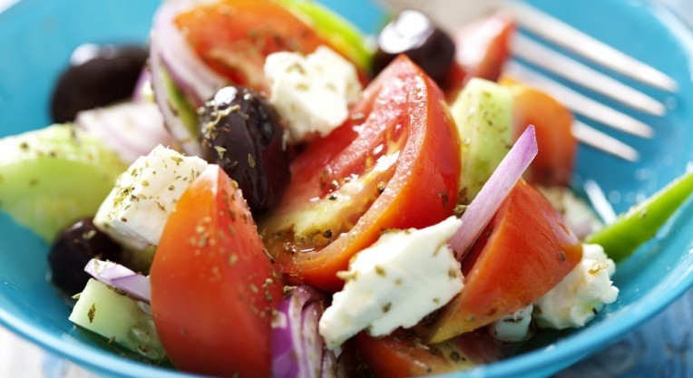 סלט יווני מירקות טריים עם שמן זית וזעתר