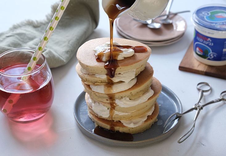 מגדל פנקייקים עם גבינה לבנה ומייפל - הצעת הגשה של עידו גביש