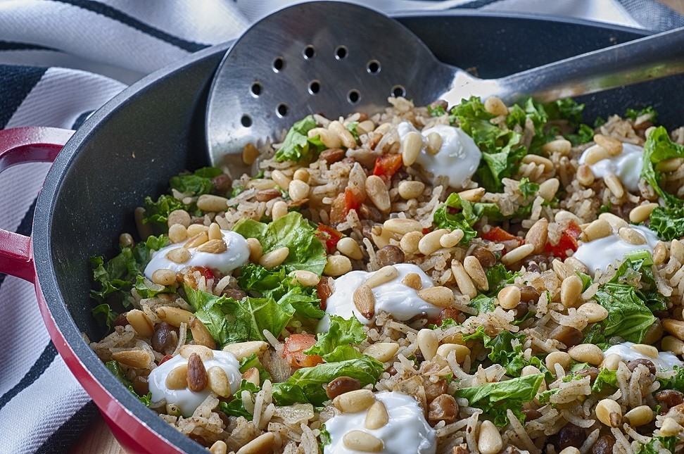 אורז עדשים וקייל ברוטב יוגורט